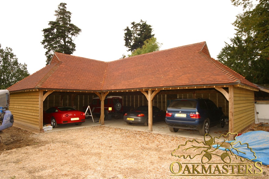 Open L shaped oak garage with gablet hip roof