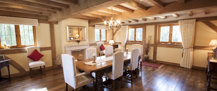 https://www.oakmasters.co.uk/media/_thumbs_/blog/910x382/f5/43/oak-ceiling-beams_qpxqulr.jpg