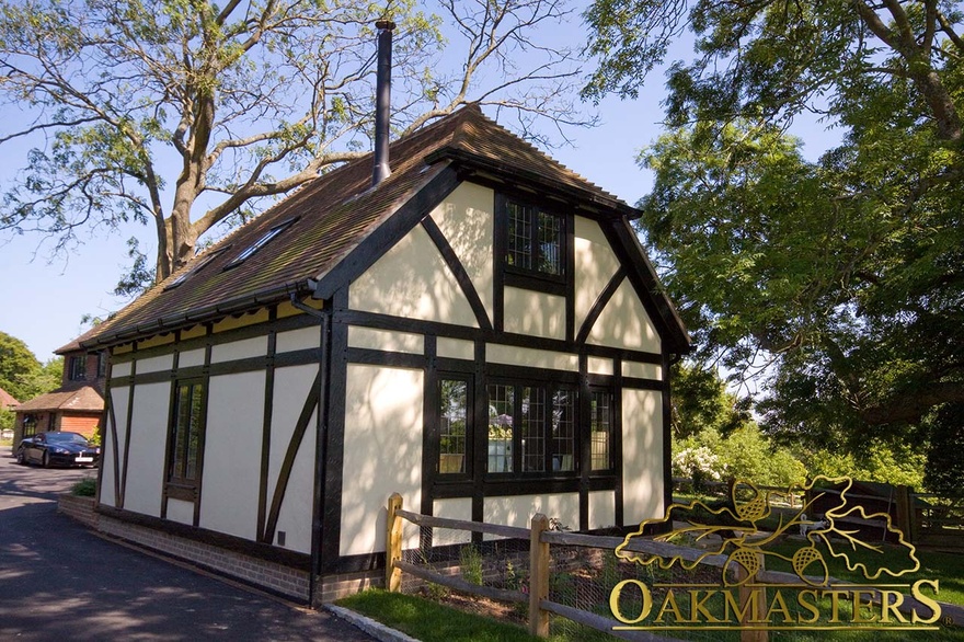 Gatehouse or outbuilding with oak-frame and tile roof