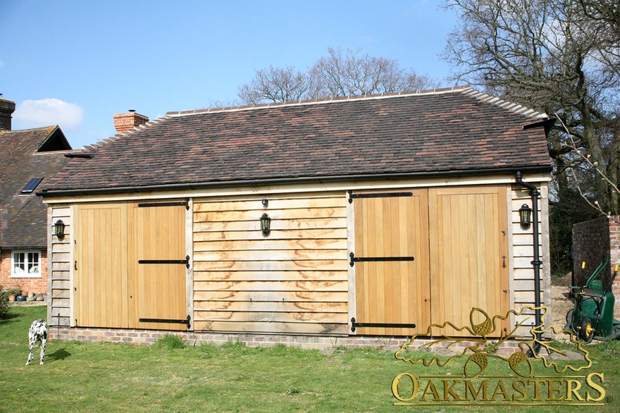 Gardenhouse with hipped roof and traditional door braces