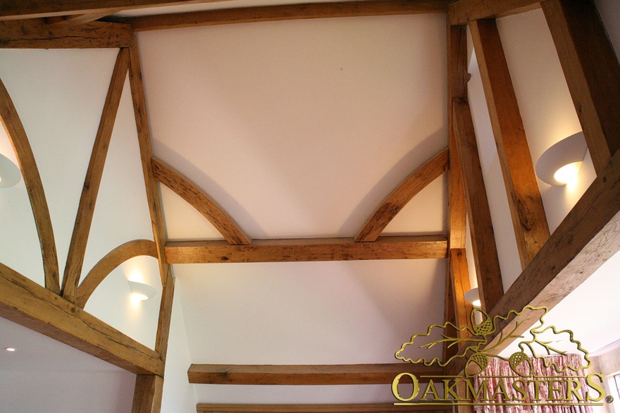 Elegant curved oak ceiling braces and beams in unusual rural home 