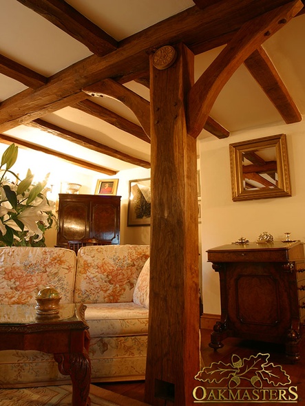 Traditional oak post and brackets supporting a ceiling beam - 162253