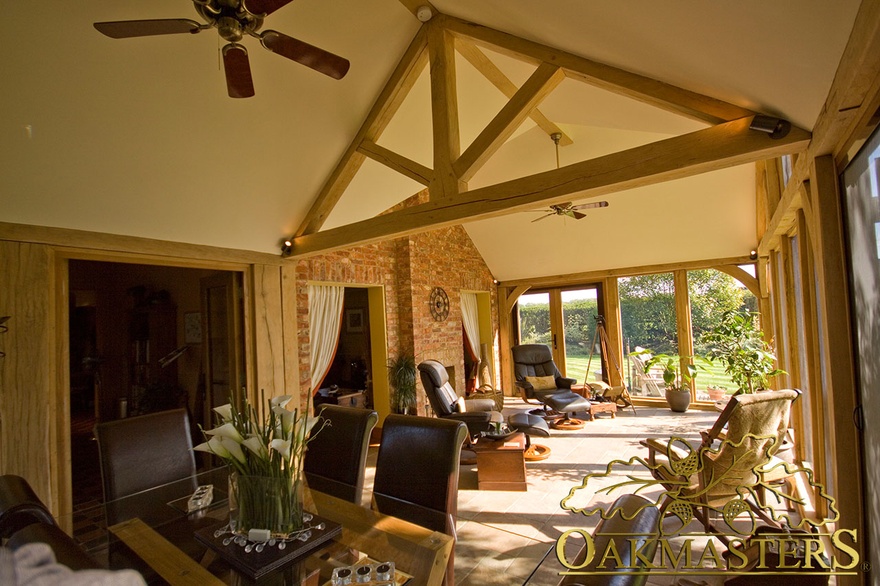 Extension garden room divided by exposed truss