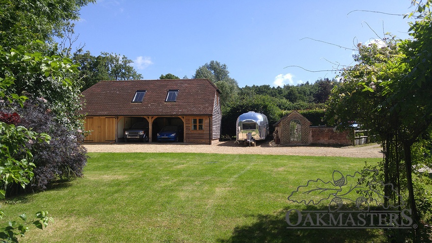 Lovely view of the garage in the garden