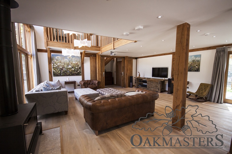 Oak posts break up the living space and create points of interest