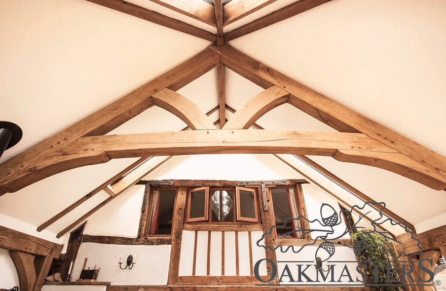 Detail of the oak truss in the middle of the garden room