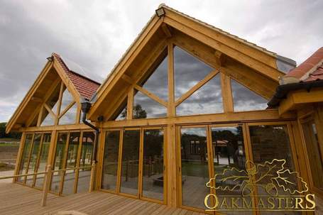 blog_-_1352_-_oak_building_with_glazed_oak_trusses.jpg