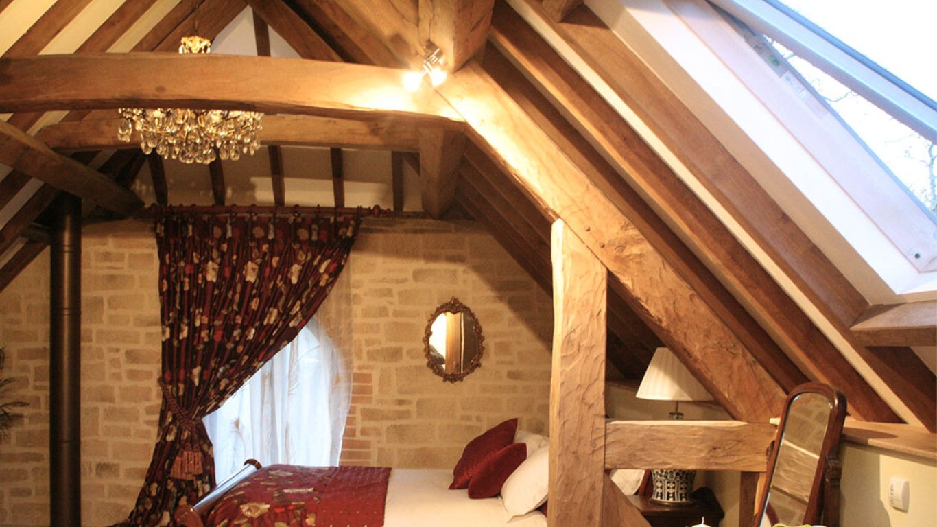 Interrupted tie oak truss in an attic bedroom