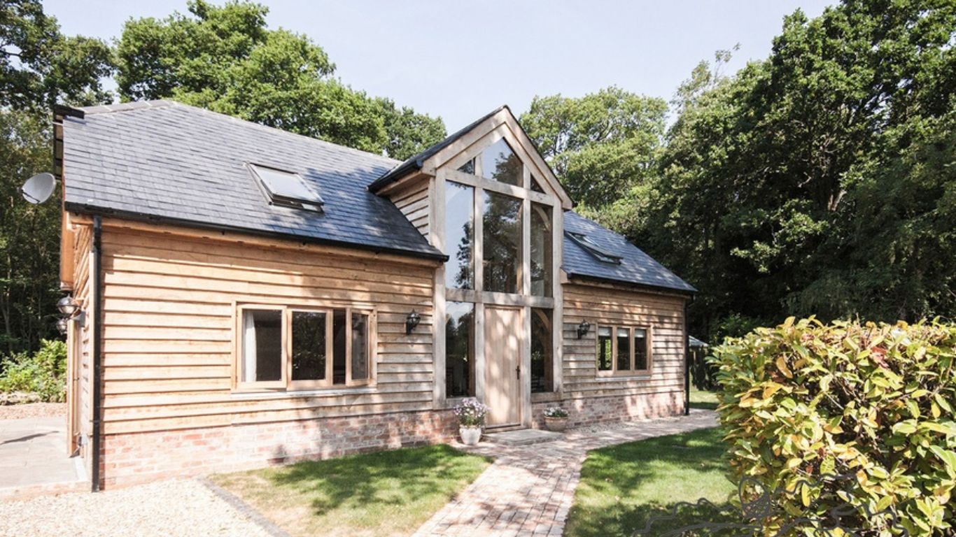 Sustainably sourced oak framed houses, tailored to your vision with Oakmasters' oak framed house kit.